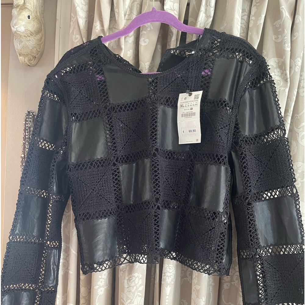 Zara top -color is black -size extra large. It’s more like a medium or large.